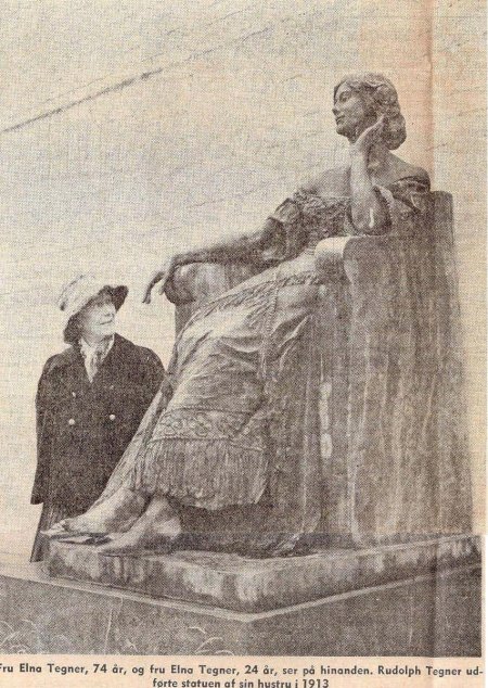 Elna Tegner ved siden af statuen af hende som Rudolph udførte i 1913